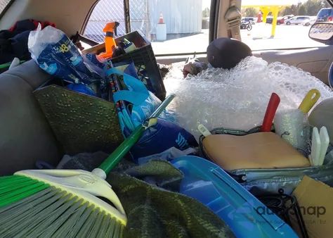 2001 Ford Crown Victoria z USA, uszkodzony, nr VIN 2FAFP73W31X121323